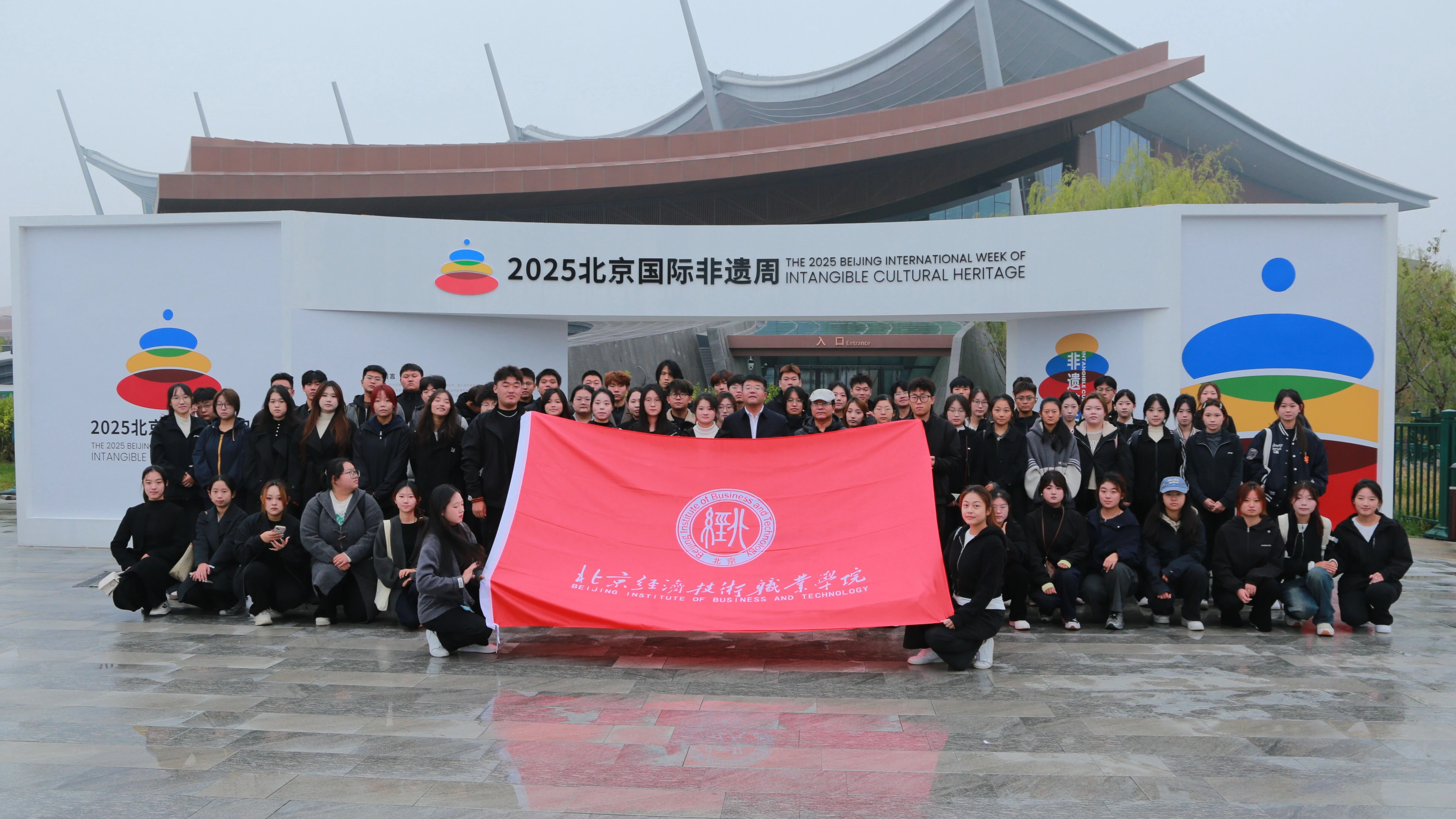 青春护非遗！bat365在线中国登录入口志愿者在2025年国际非遗周书写志愿服务亮色！